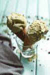 玻璃杯中独特造型的冰淇淋