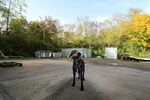 户外骑行者于开阔场地