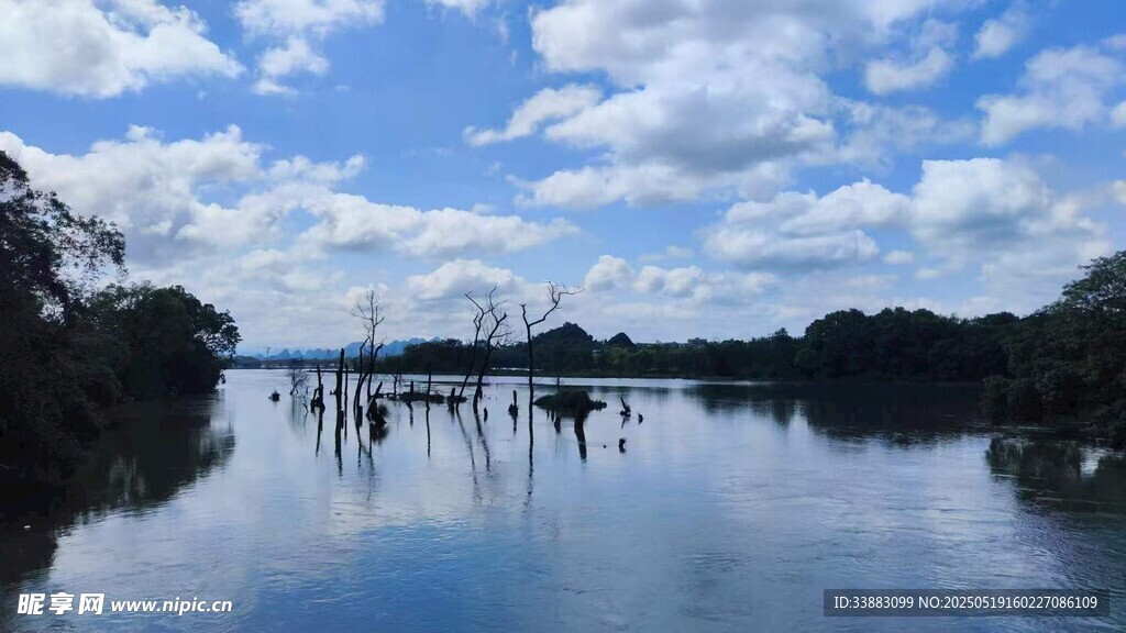 宁静河畔风光