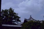 中式屋顶与绿树蓝天白云
