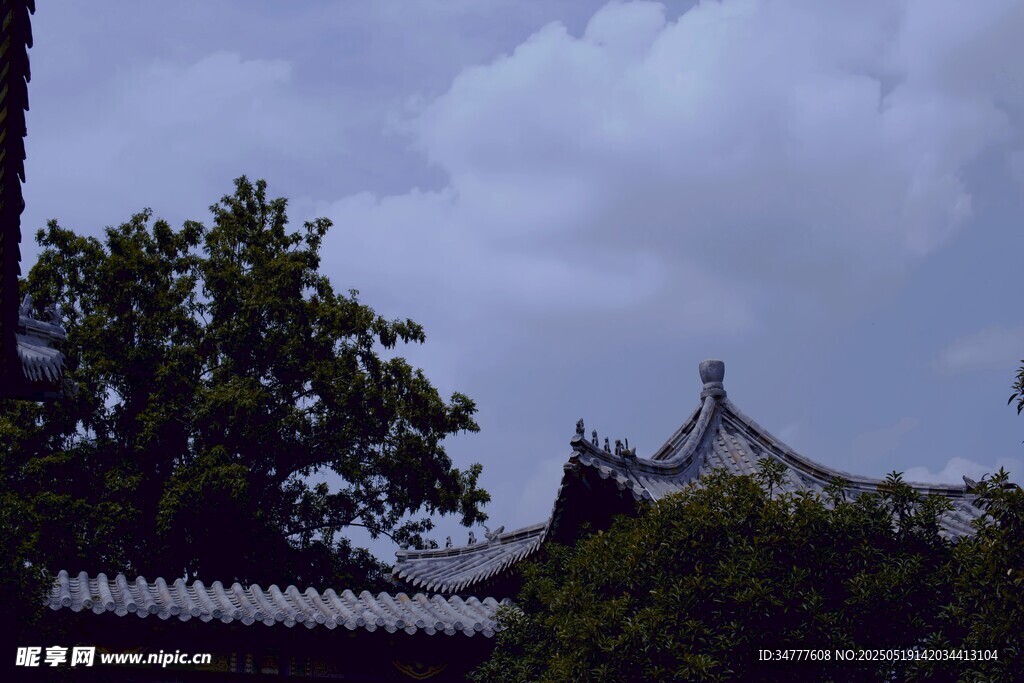 中式屋顶与绿树蓝天白云