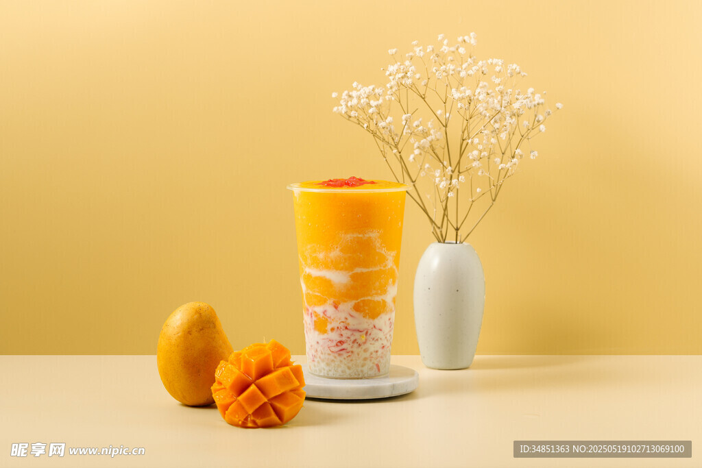 芒果汁饮品与新鲜芒果