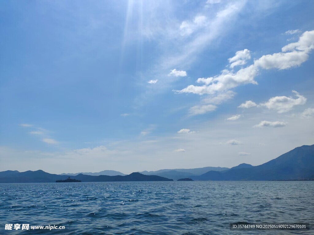 蓝天湖面