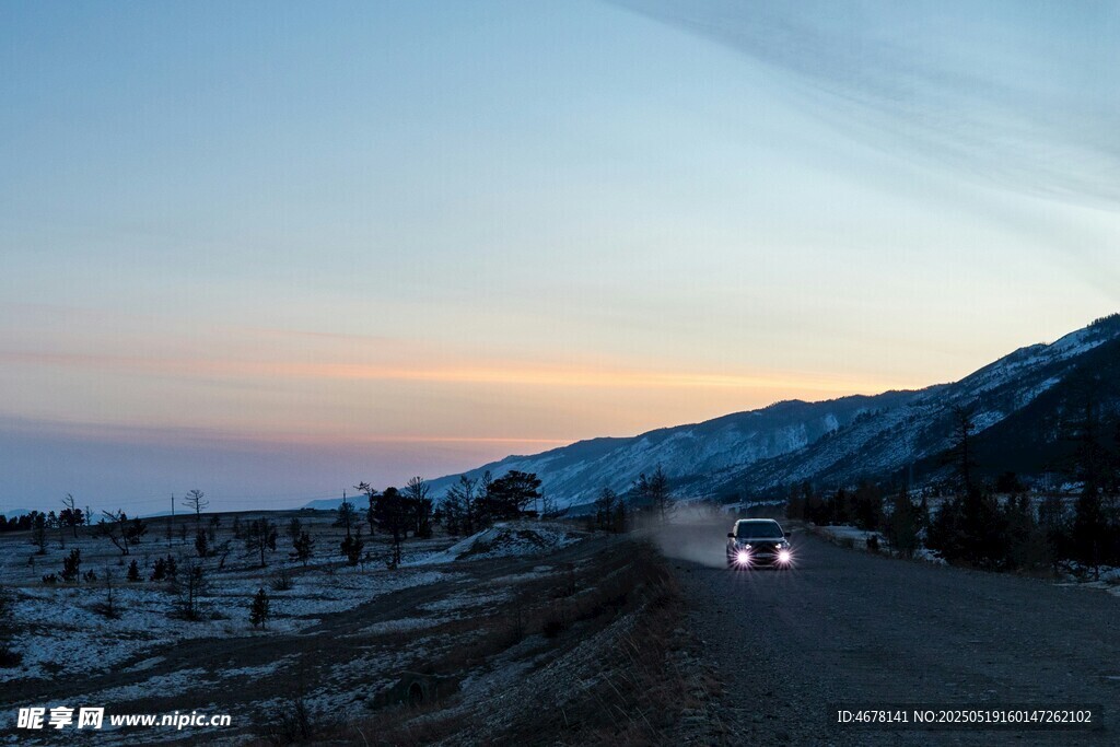 黄昏下的公路与远方山峦