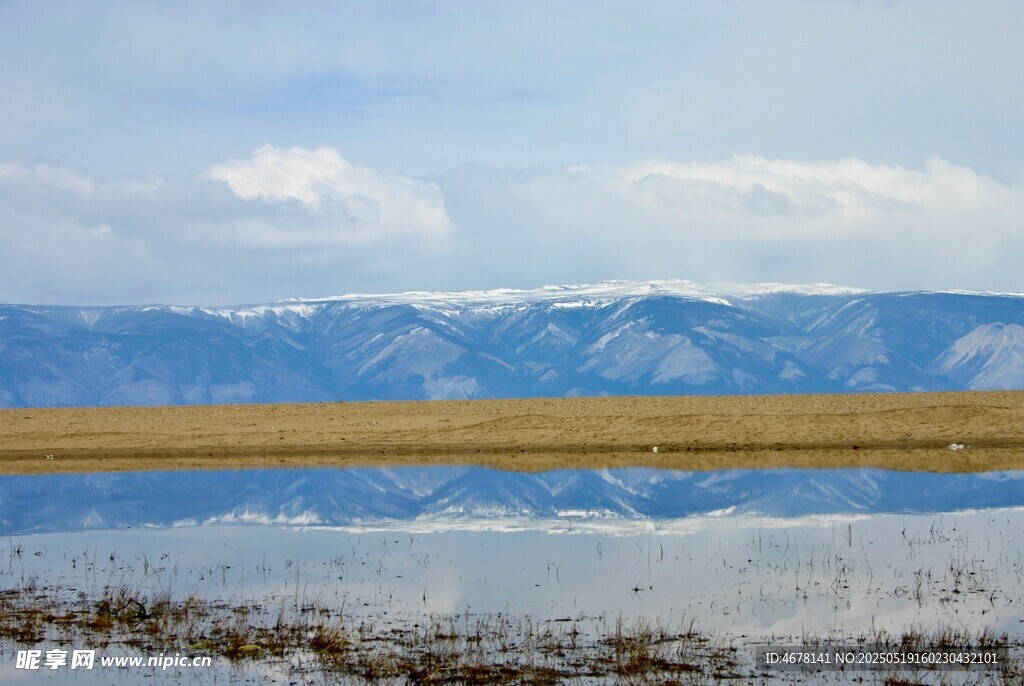 雪山下的静谧湖泊