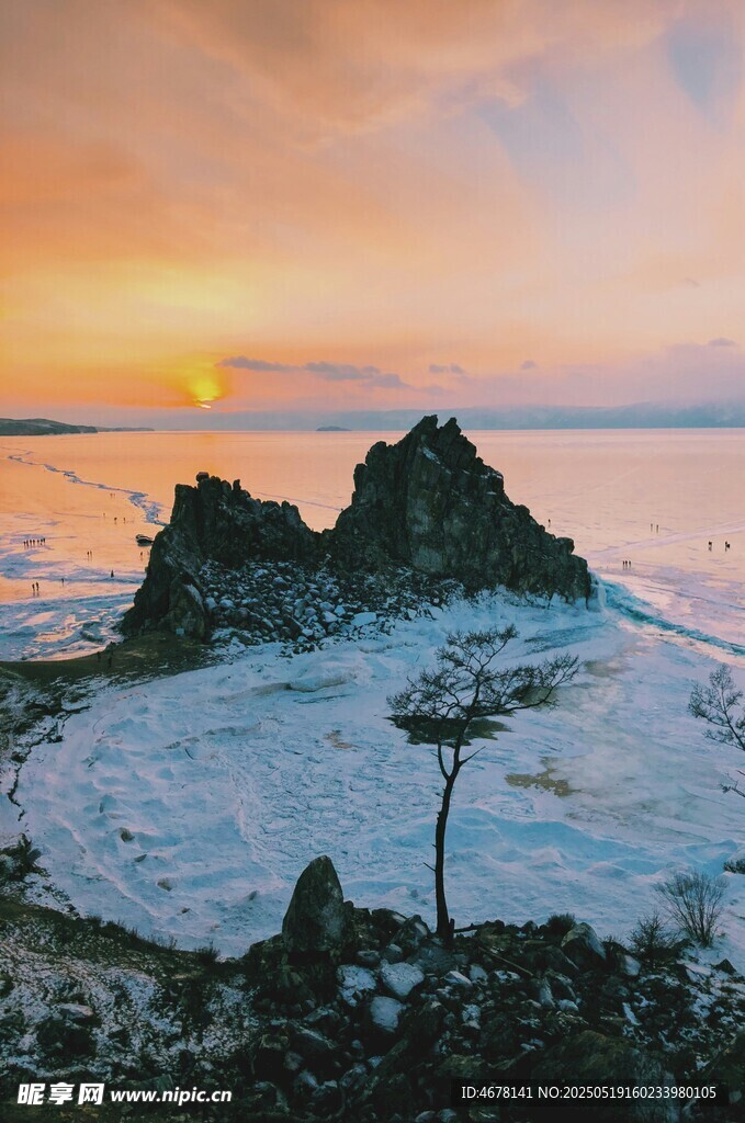 海边日落时的独特礁石景观