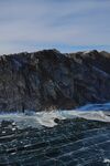 海边嶙峋岩石与翻涌海浪