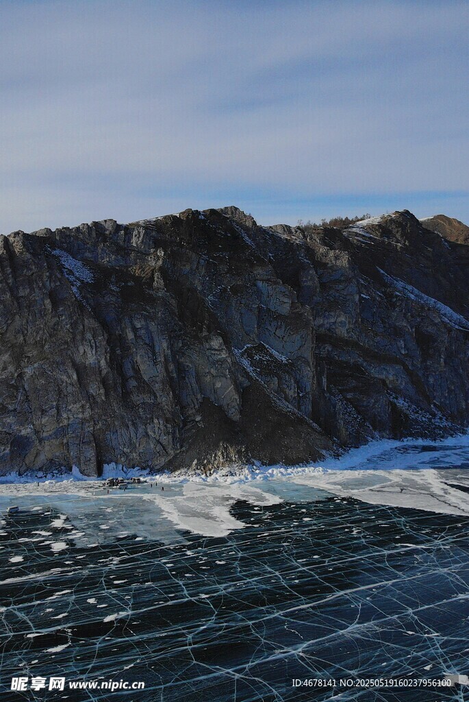 海边嶙峋岩石与翻涌海浪