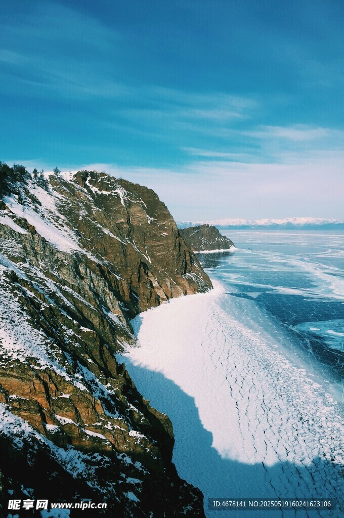 雪山下的辽阔蓝色海洋