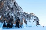 冰天雪地中的壮观岩石洞穴