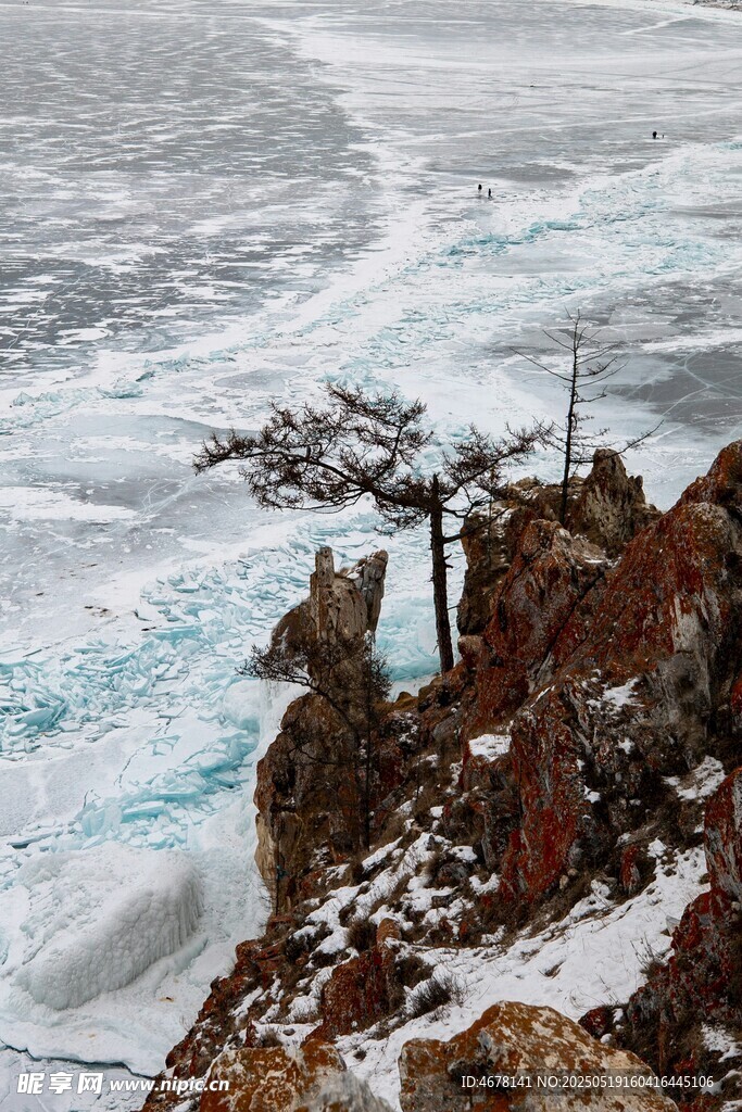 冰雪覆盖的海边嶙峋岩石