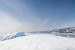 冰雪覆盖的广阔纯净天地