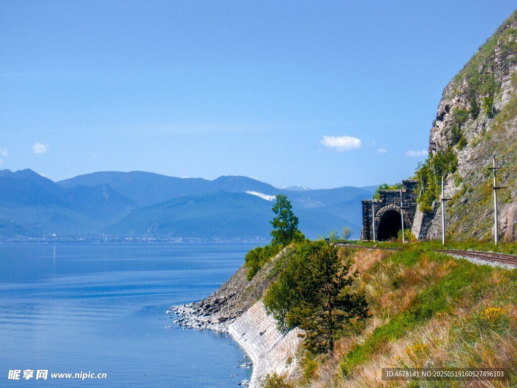 湖畔山间的隧道风景