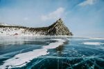冰封湖面旁的巍峨山峰