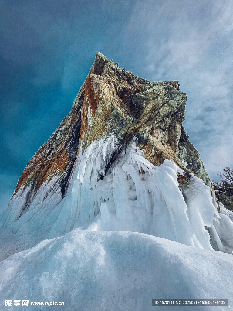 巍峨雪山壮丽景致