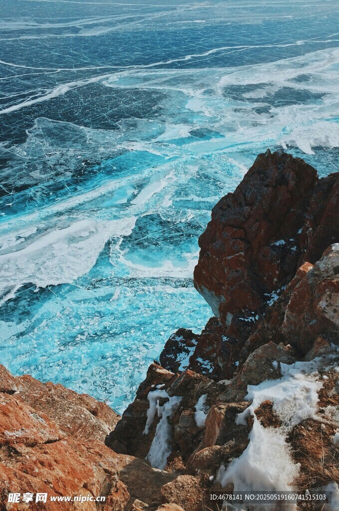 海边嶙峋岩石与碧蓝海浪