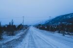 冬日雪覆长路