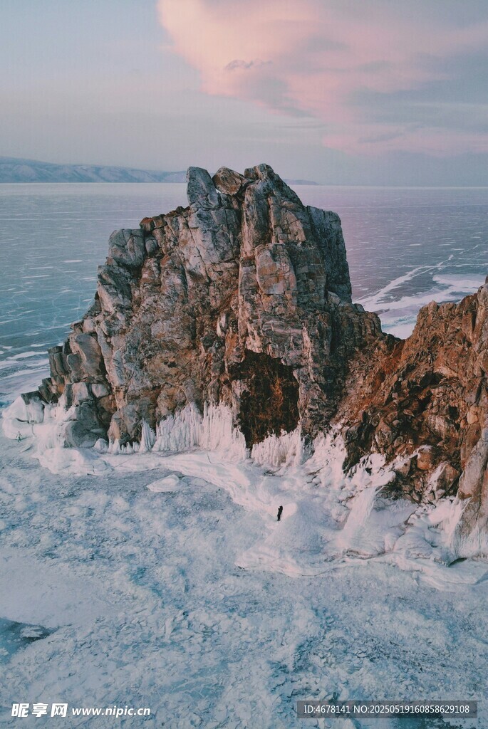 海边嶙峋礁石与壮丽天色