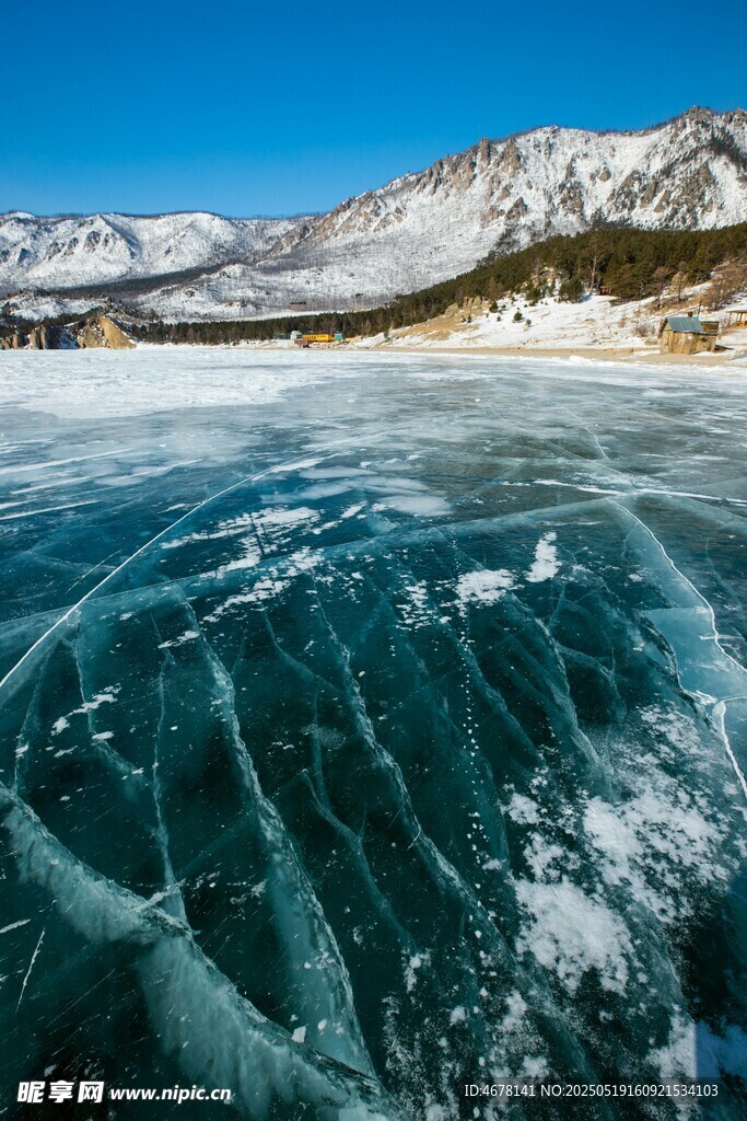 冰面纹理与远处雪山美景