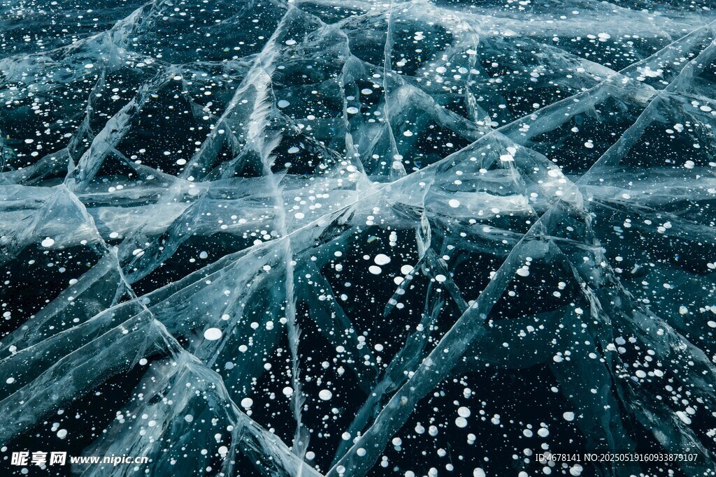 冰面裂纹与飘落雪花景象