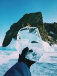 手握透明冰块于冰雪场景