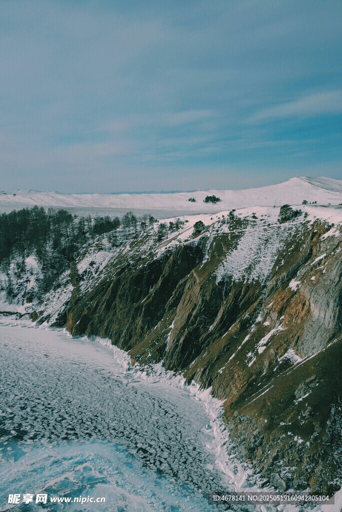 雪山下的壮阔冰川景观
