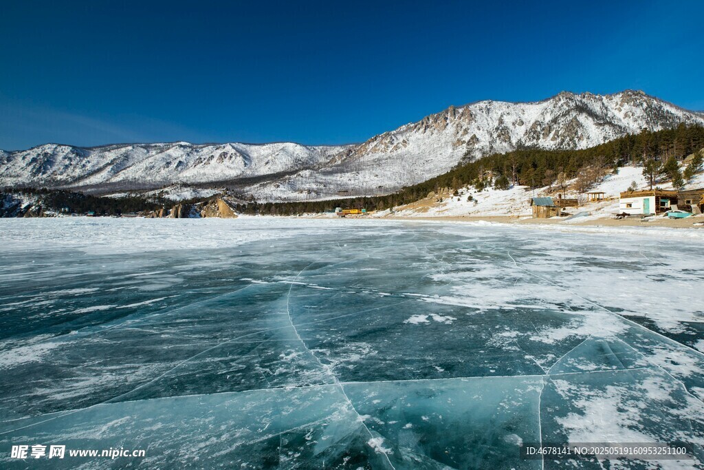 冰封湖面与远处雪山美景