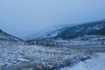 冬日雪覆山谷美景