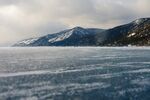 冰封湖面与远处雪山美景