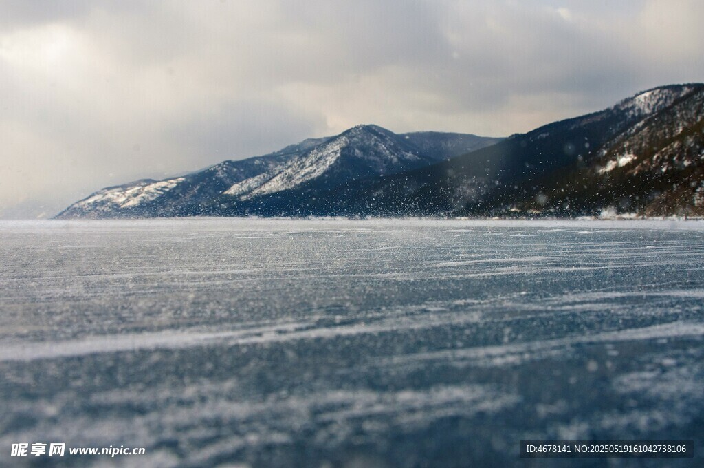 冰封湖面与远处雪山美景