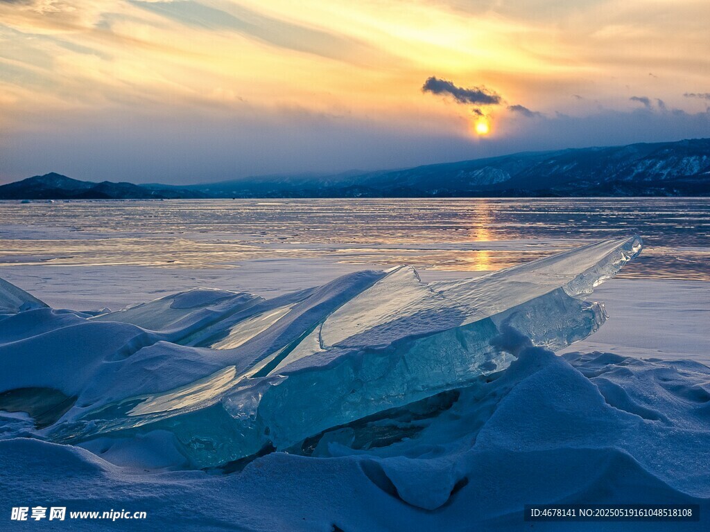 夕阳下的冰面美景