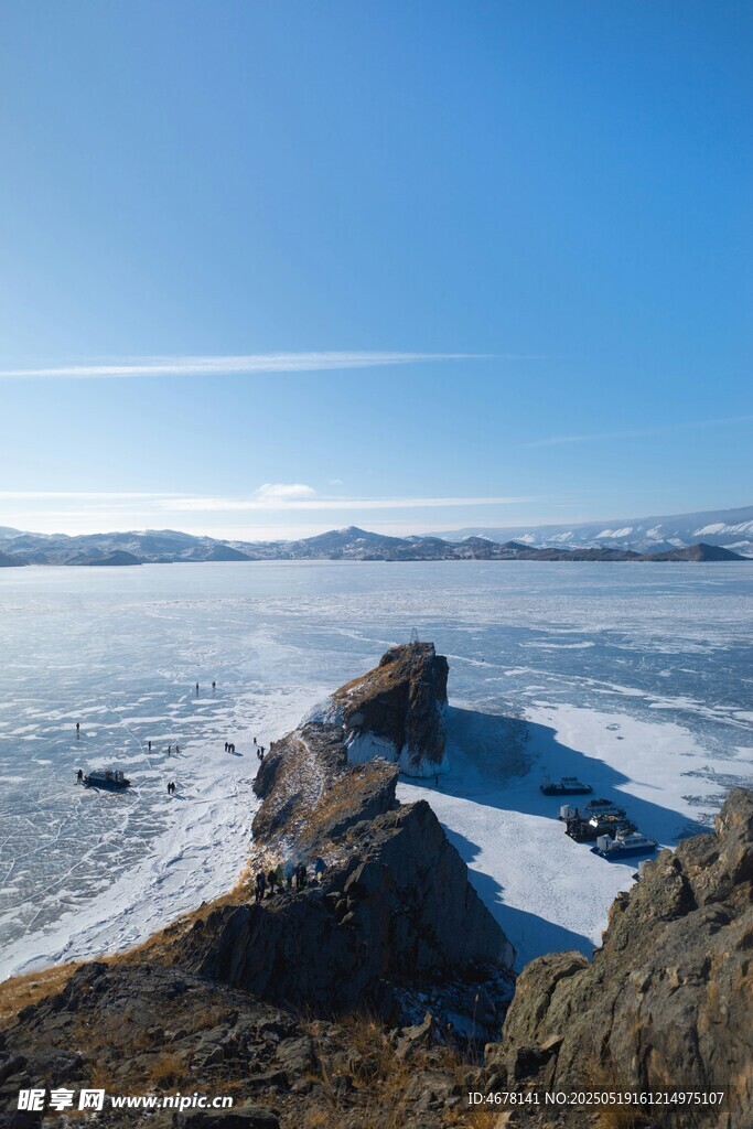 海边岩石与冰封海面景观