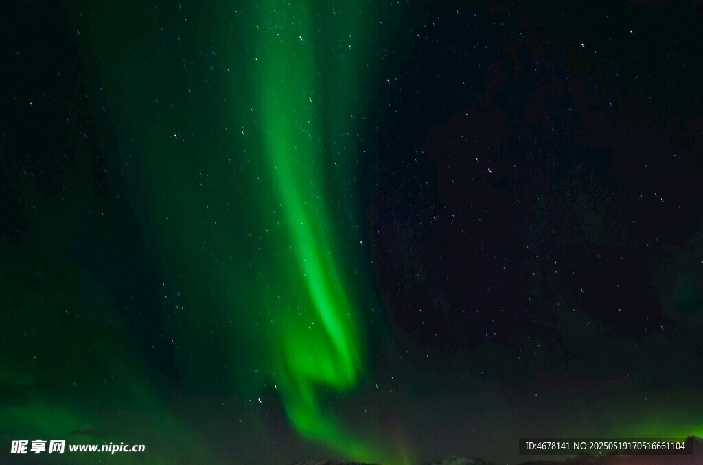 梦幻绿色极光夜空美景