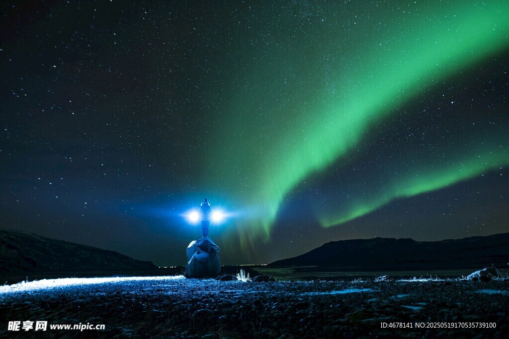 夜空中的绚丽极光美景