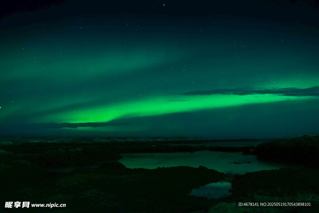 夜空中绚烂的极光美景