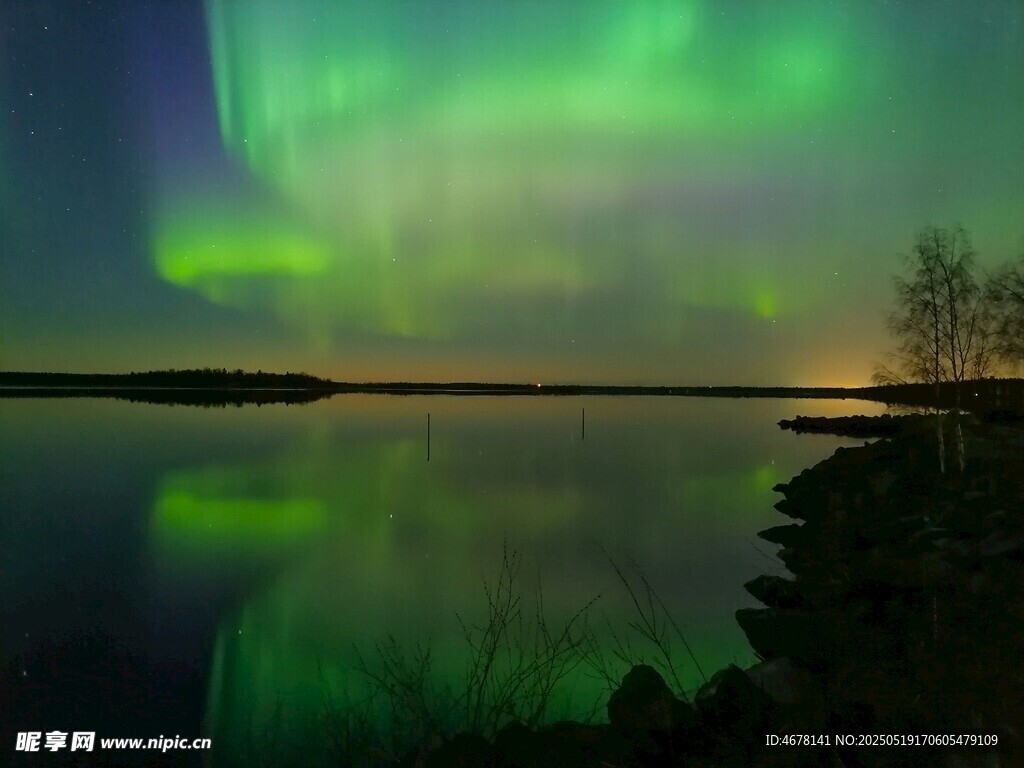 湖畔极光美景