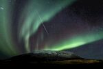 夜空中绚烂的绿色极光