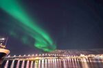 城市夜空下的绿色极光景观