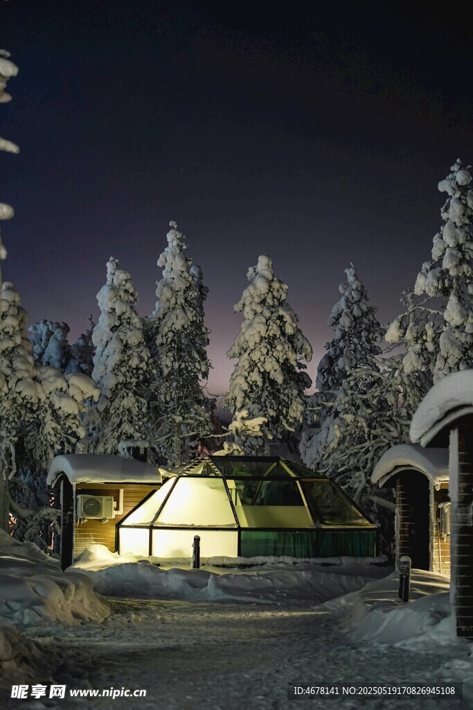 雪夜中的温馨露营小屋