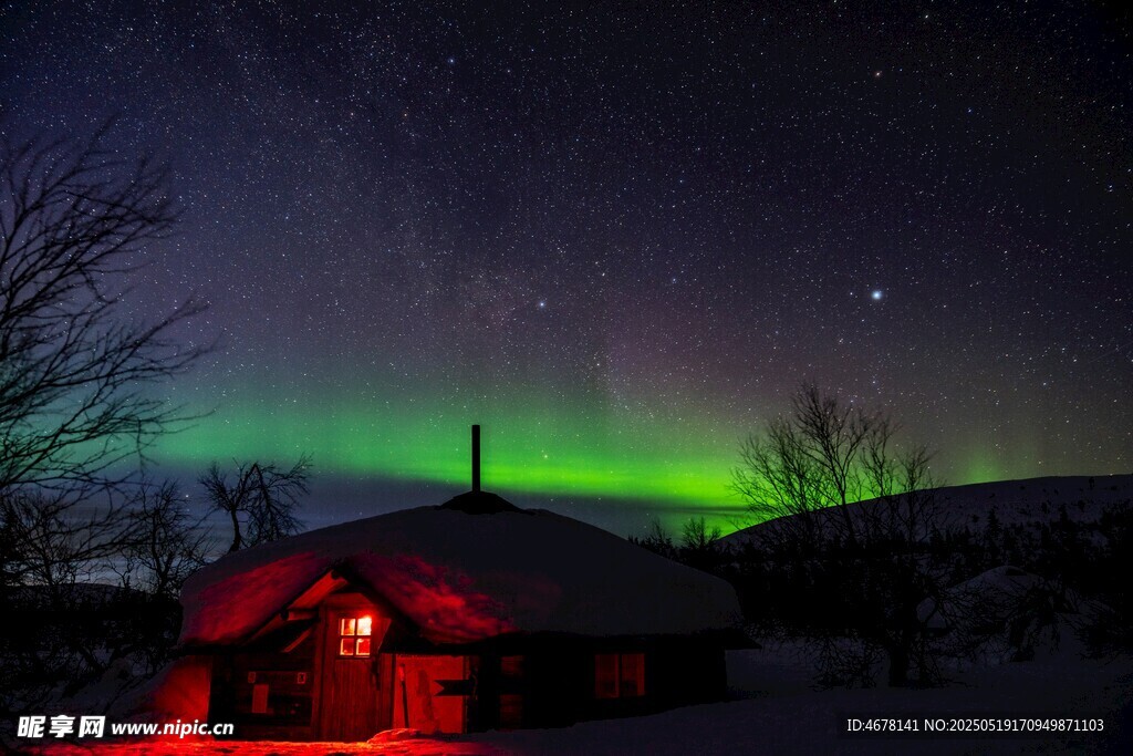 雪夜中的极光小屋