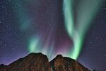 夜空下的绚丽极光与山峦