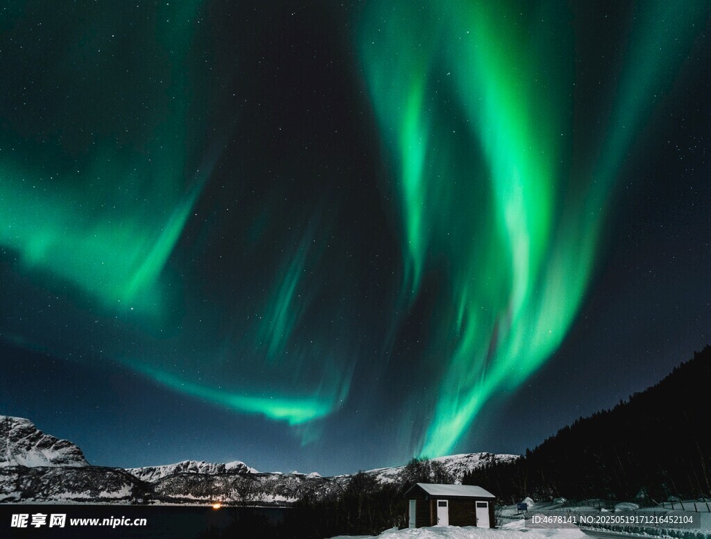 夜空中绚烂的极光美景