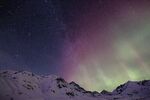 夜空下绚烂的极光与雪山