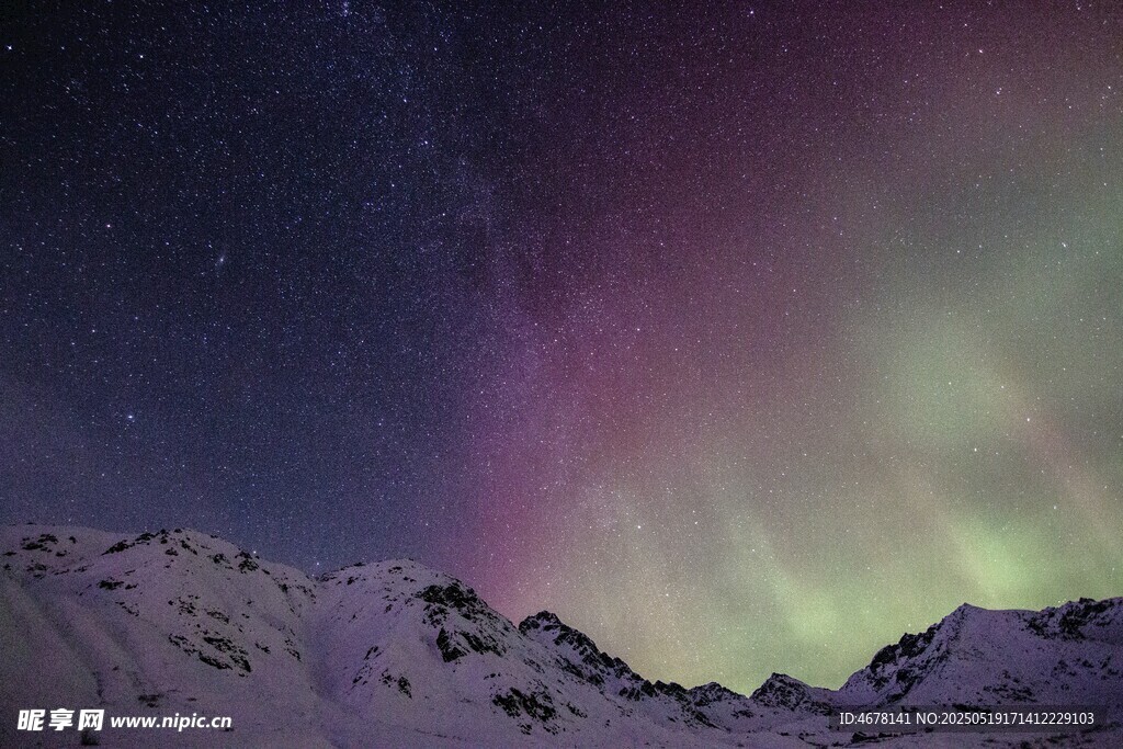 夜空下绚烂的极光与雪山