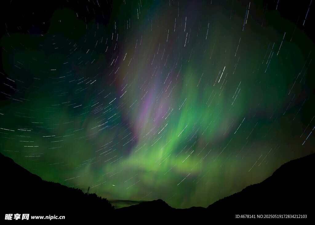 夜空中绚烂的极光美景