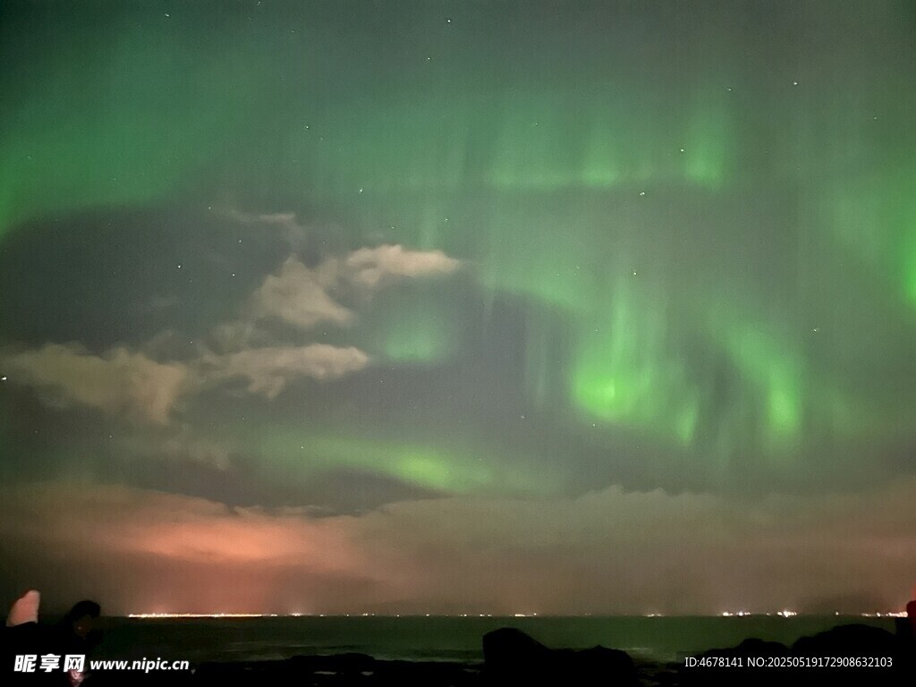 夜空中绚烂的极光美景
