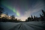 雪地公路上的绚丽极光