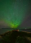 极光下的静谧海岸夜景