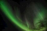 夜空中绚烂的绿色极光