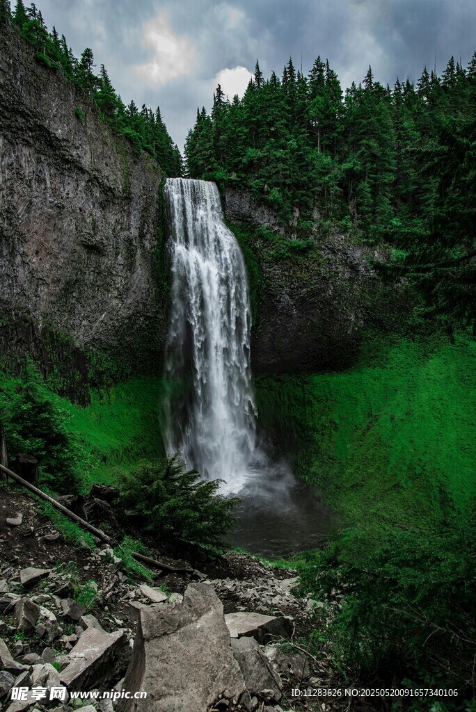 山间瀑布美景
